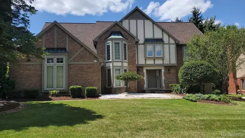 4869 Rambling Dr, Troy, MI 48098