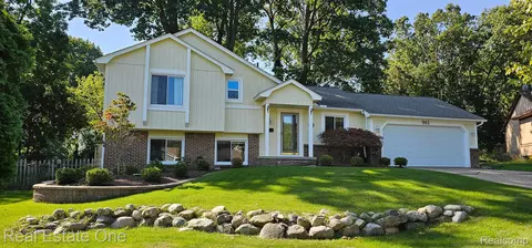 961 Abbey Ln, Milford, MI 48381