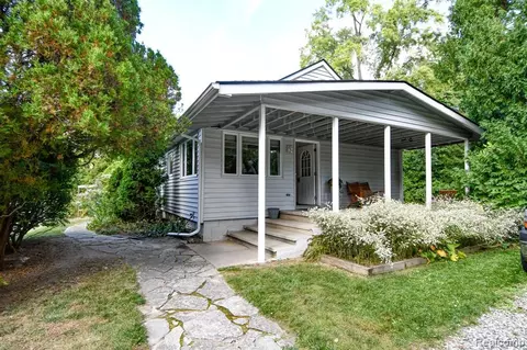 345 Summit Blvd, Lake Orion, MI 48362
