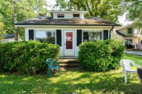 1494 Maxfield Rd, Hartland, MI 48353