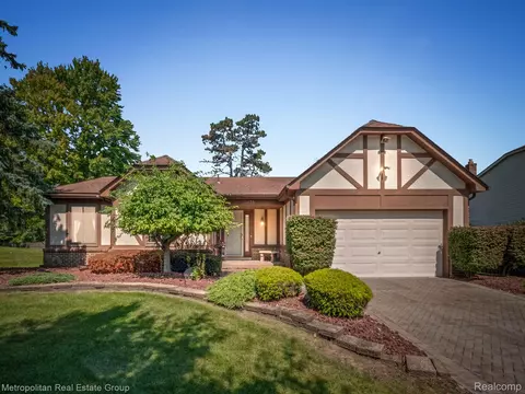 24055 Hickory Grove Ln, Novi, MI 48375