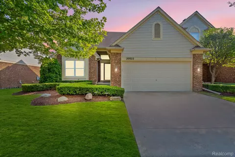 20822 Sleepy Hollow Dr, Macomb, MI 48044