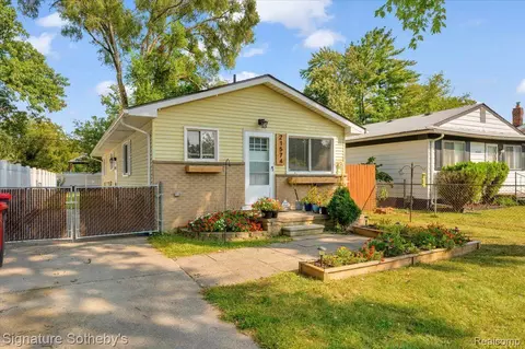 21574 Poinciana St, Southfield, MI 48033