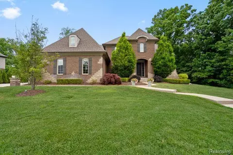 3322 Royal Berkshire Ln, Oakland, MI 48363