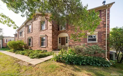6326 Pepper Hill St, West Bloomfield, MI 48322