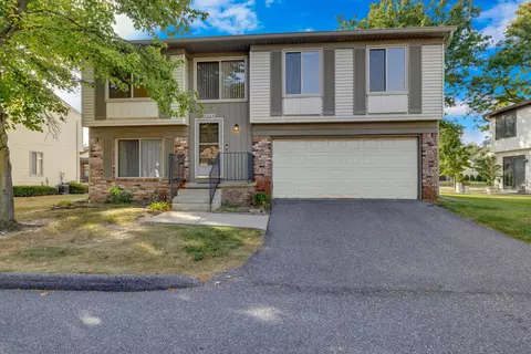 2952 Roundtree Dr, Troy, MI 48083