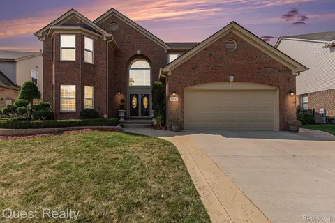 29641 Trailwood Dr, Warren, MI 48092