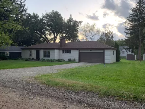 823 Charlton Blvd, White Lake, MI 48383