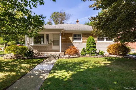 25182 Woodruff Rd, Flat Rock, MI 48134