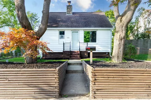 252 W Hopkins Ave, Pontiac, MI 48340