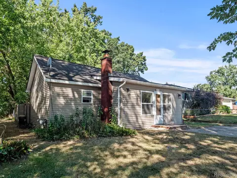 2975 Brisbane St, Commerce, MI 48390