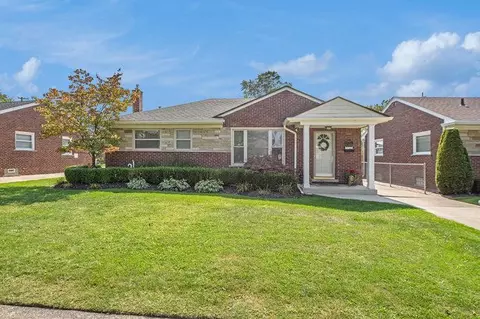 23006 Rosedale St, Saint Clair Shores, MI 48080