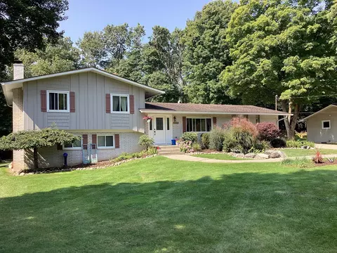 2833 N Tipsico Lake Rd, Hartland, MI 48353