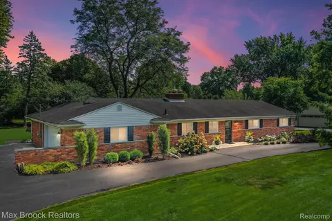 4751 Haddington Dr, Bloomfield Hills, MI 48304