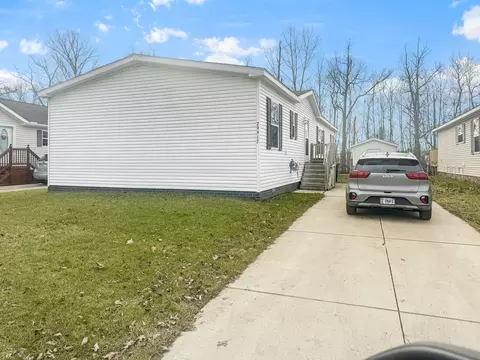 29912 Meadow Ln, Gibraltar, MI 48173
