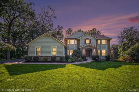 5453 Parkside Dr, Brighton, MI 48114