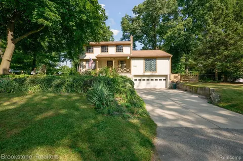 7660 Crestmore St, West Bloomfield, MI 48323
