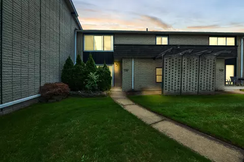 8232 Karam Blvd #4, Warren, MI 48093