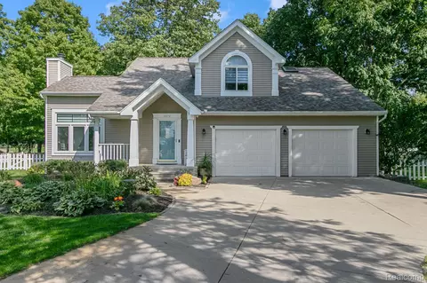 9979 Calla Dr, Green Oak, MI 48178