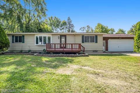 6115 Monrovia Dr, Waterford, MI 48329