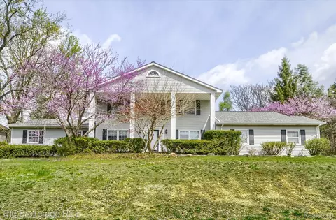688 Uphill Rd, Milford, MI 48381
