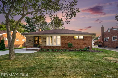 929 Harrington St, Mount Clemens, MI 48043