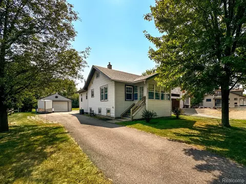 902 Trombley Dr, Troy, MI 48083