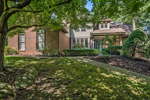8020 High Point Trl, White Lake, MI 48386