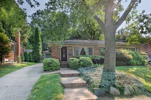 1366 Maple Dr, Rochester, MI 48307