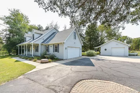 11088 Whitewood Rd, Pinckney, MI 48169