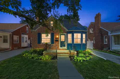 2166 Anita Ave, Grosse Pointe Woods, MI 48236