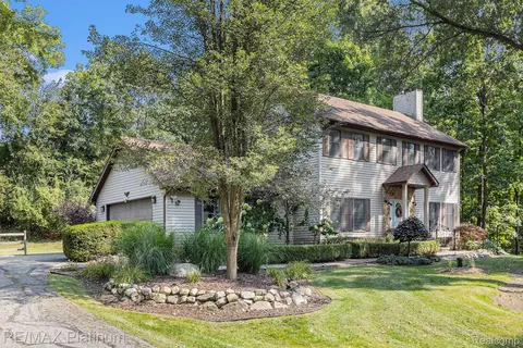 8555 Kiowa Trl, Pinckney, MI 48169