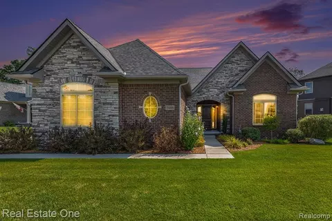 5409 Aberdeen Ct, Clarkston, MI 48348