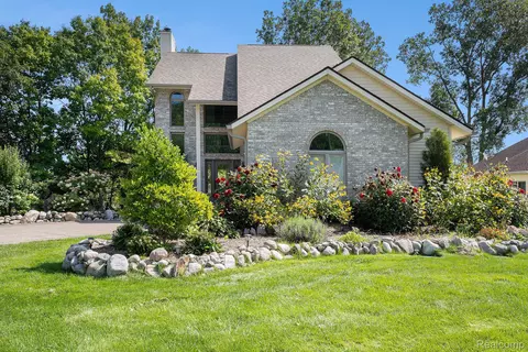 1220 Lake Lane Dr, White Lake, MI 48386