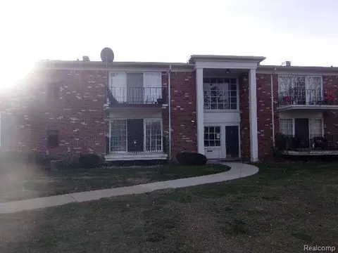 468 Fox Hills Dr S #A-1, Bloomfield Hills, MI 48304