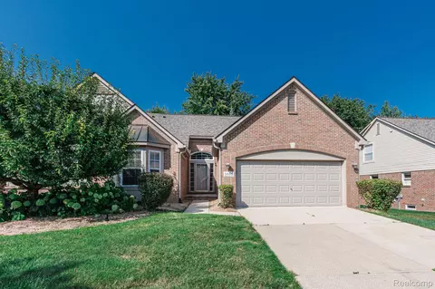 3865 Arbor Dr, Auburn Hills, MI 48326