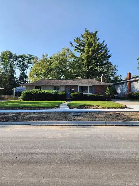 801 Worchester Dr, Fenton, MI 48430