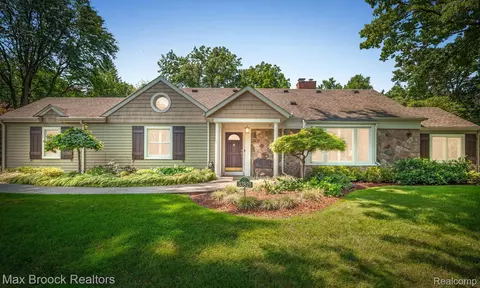 32821 Colony Hill Dr, Franklin, MI 48025
