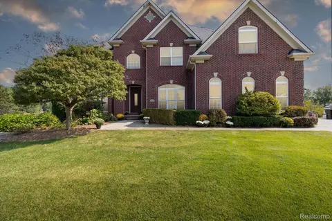 1858 Sandy Shores Dr, Oxford, MI 48371