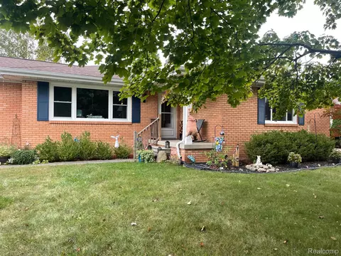 63 Michigan Ave, Marysville, MI 48040