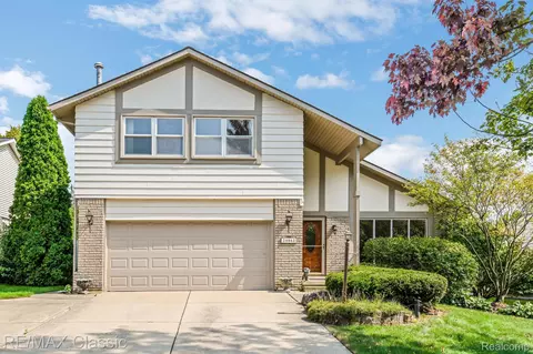 24862 Apple Crest Dr, Novi, MI 48375