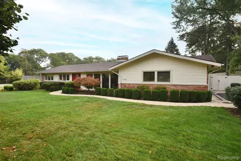 3340 Upton Dr, Troy, MI 48084