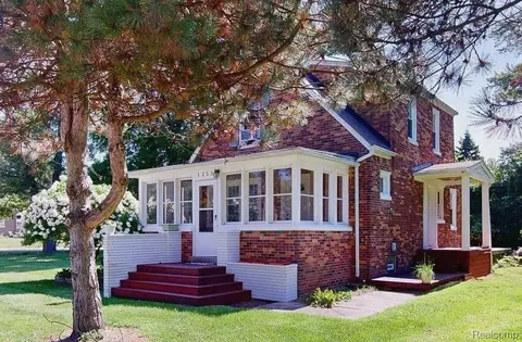 1255 Dorchester Ave, Bloomfield Hills, MI 48302