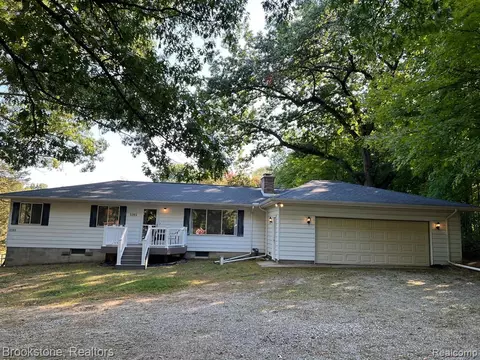 2205 Cole Rd, Lake Orion, MI 48362