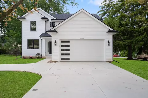 2205 Oaknoll St, Auburn Hills, MI 48326