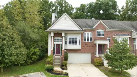 48 Grandview Cir, White Lake, MI 48386