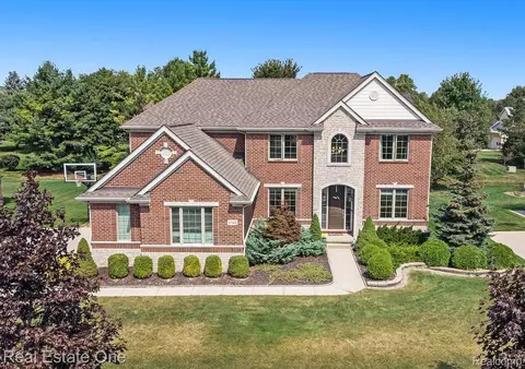 47466 Valencia Cir, Novi, MI 48374