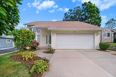 3888 Cresthaven Dr, Waterford, MI 48328