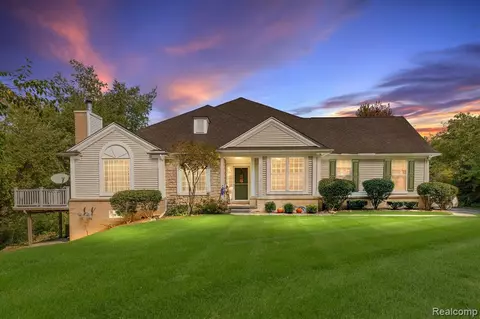 5614 Heathland Cir, Clarkston, MI 48346