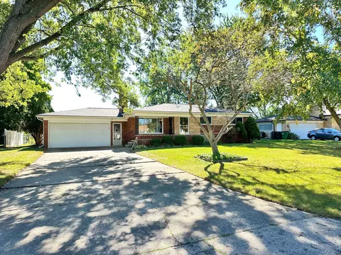 8304 Marcrest Dr, Shelby Township, MI 48316